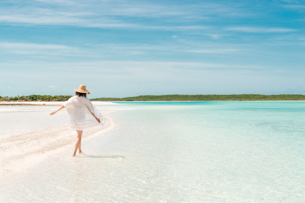 Bahamas, Frau am weißen Sandstrand