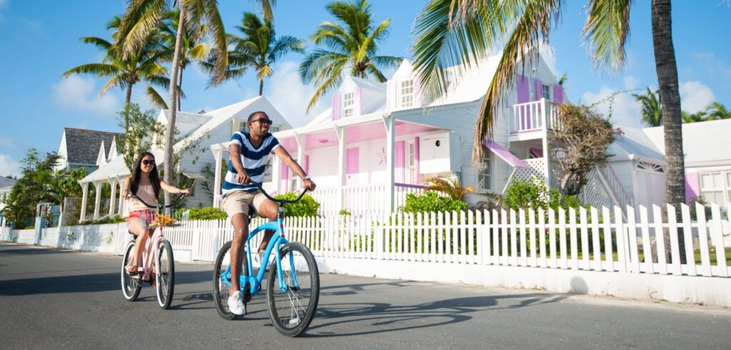 Bahamas, Pärchen auf dem Fahrrad