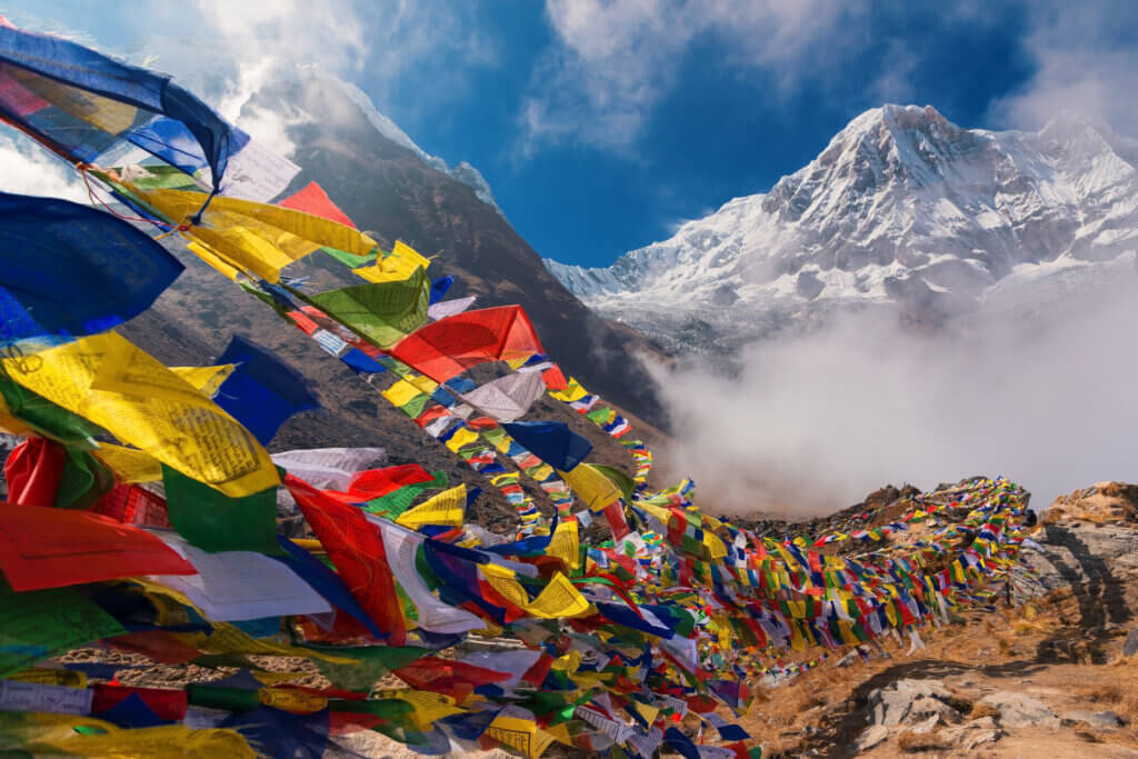 Nepal Berg mit vielen Fahnen