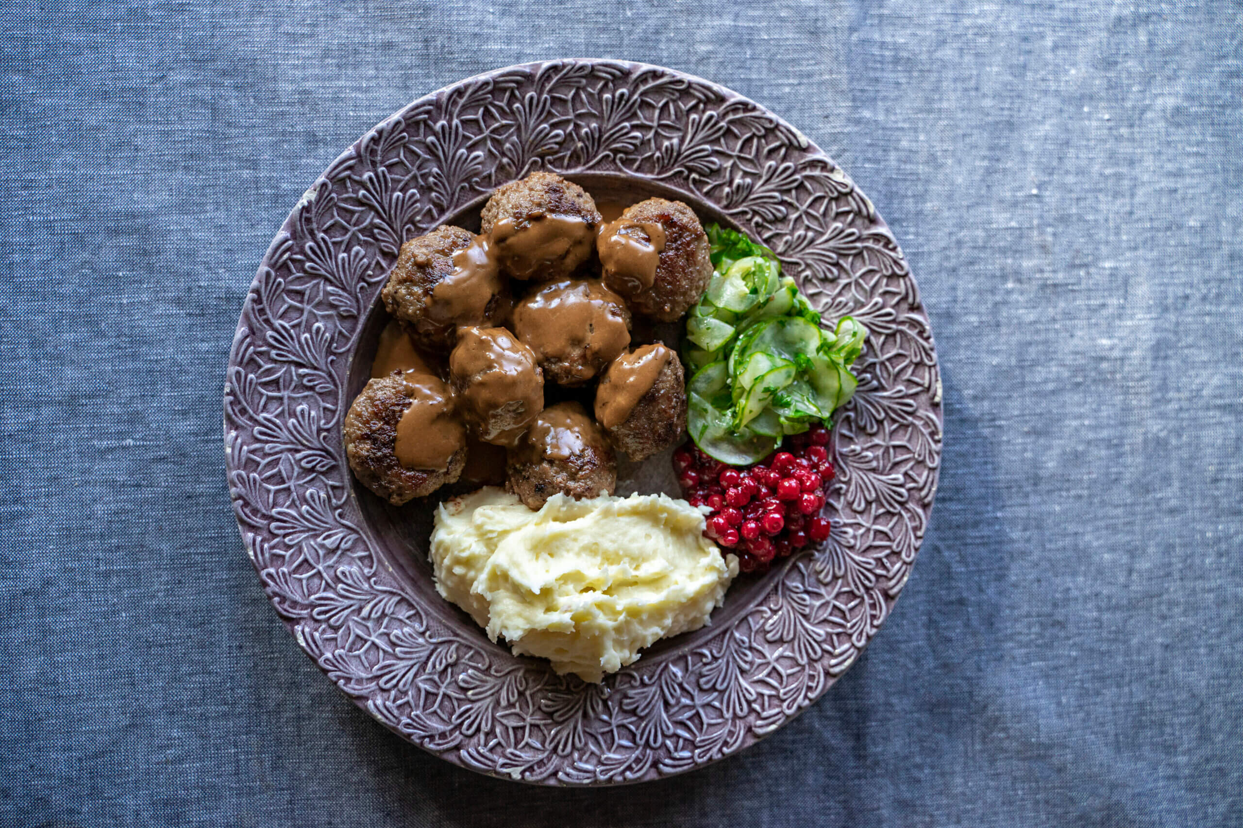 Schweden, traditionelles Gericht Köttbullar mit Kartoffelpüree und Preisebeeren