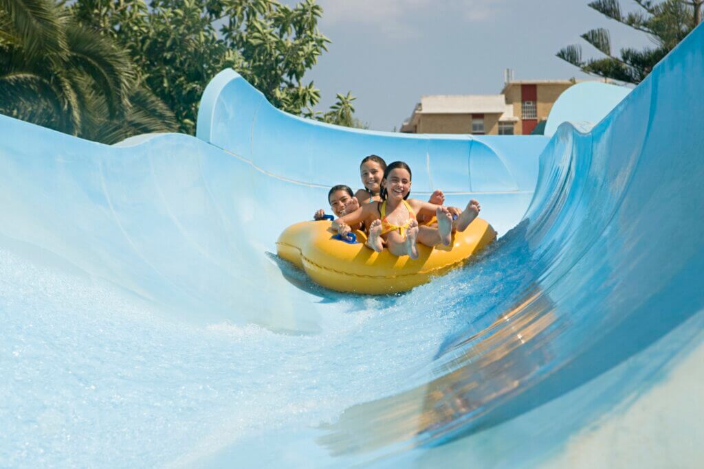 Wasserrutsche Familie Kinder