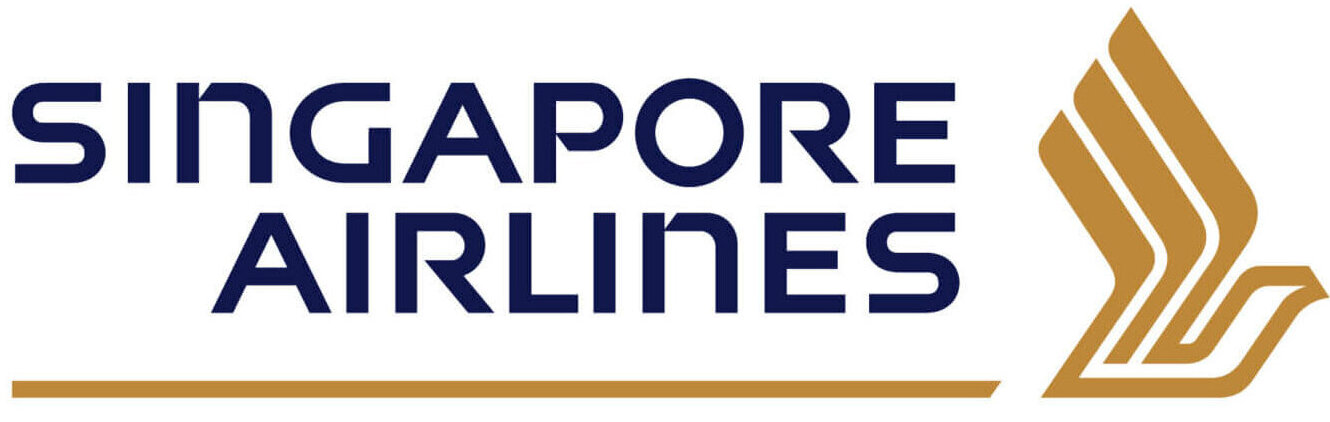 Singapore Airlines-Logo mit dem Firmennamen in fetten blauen Großbuchstaben auf der linken Seite und einem stilisierten goldenen Vogel-Emblem auf der rechten Seite.