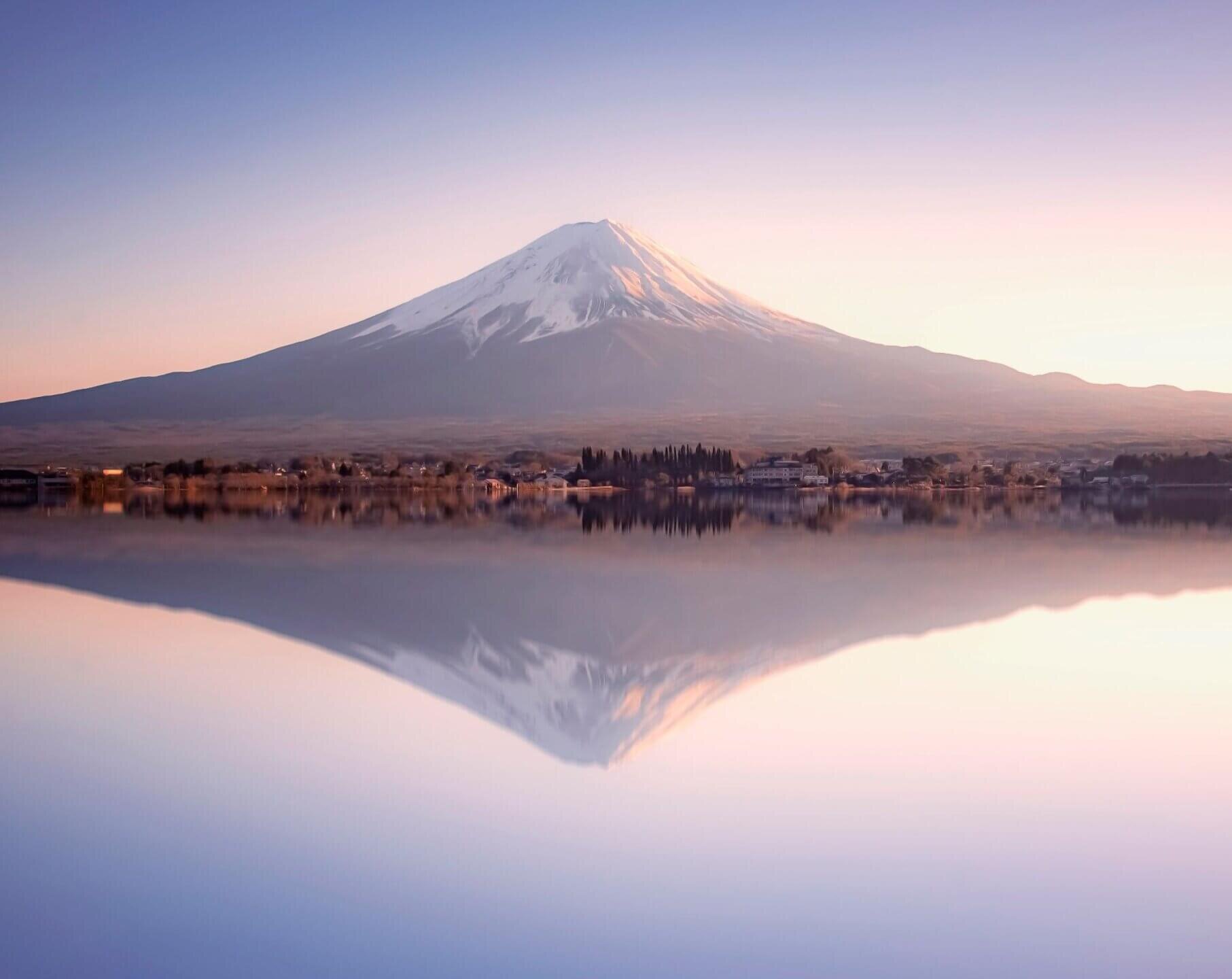 Regent Seven Seas Cruises - Fuji bei Sonnenuntergang mit spiegelndem Wasser