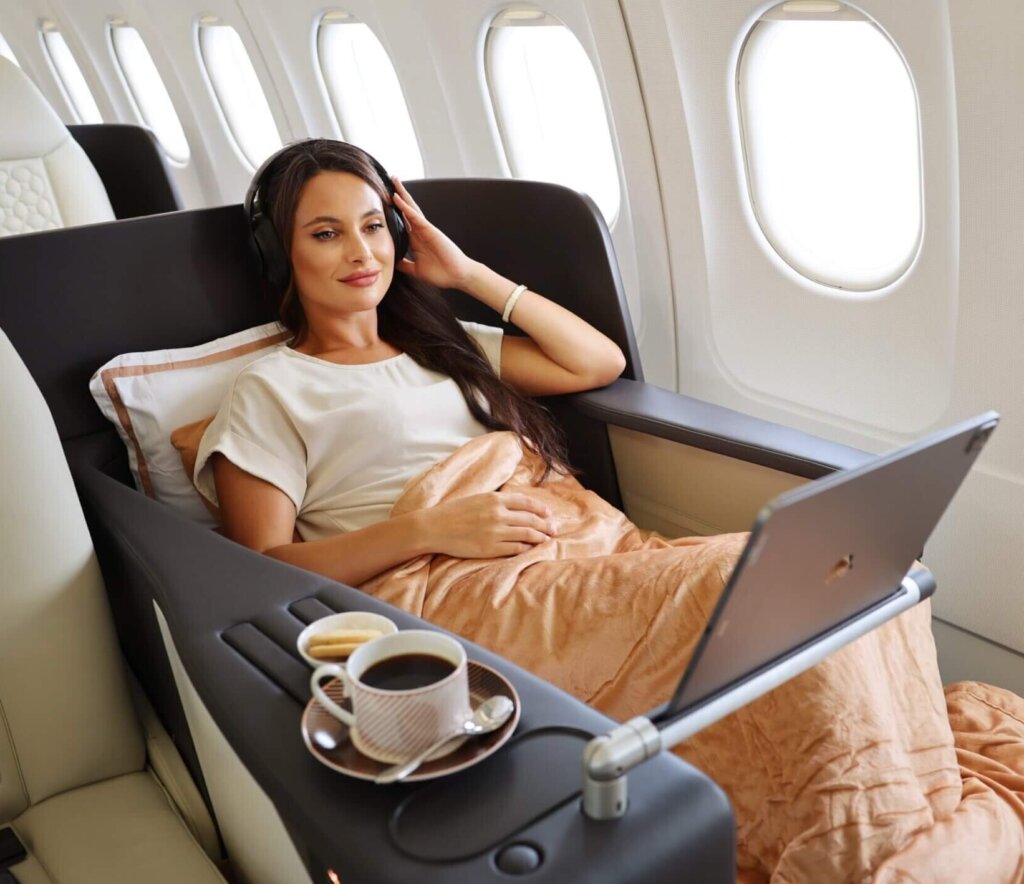 beOnd Direktflüge, Premium Class Frau im Flugzeug