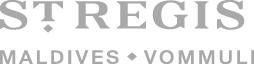 Das Logo für St. Regis Maldives Vommuli zeigt ST. REGIS in großen Buchstaben über MALDIVES VOMMULI, getrennt durch rautenförmige Punkte - ein perfektes Emblem für Malediven Luxus und das berühmte Marriott Malediven Erlebnis.