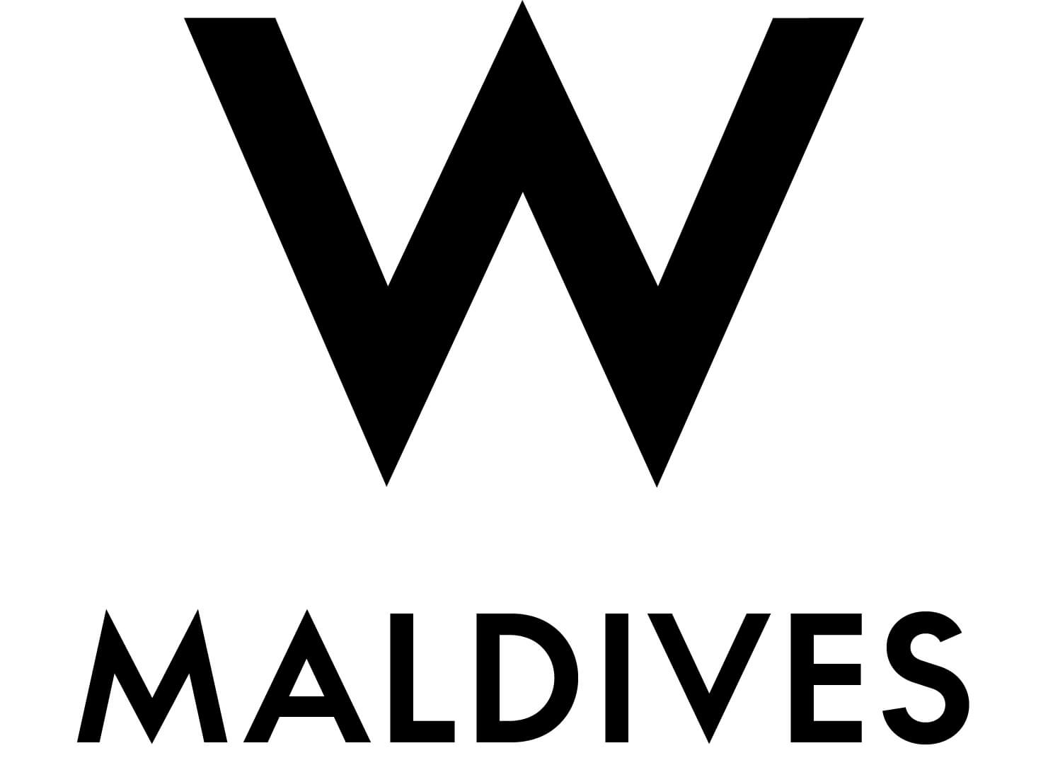 Ein großes schwarzes W über dem Wort MALDIVES in fetten, schwarzen Großbuchstaben auf weißem Hintergrund erinnert an die Eleganz der Malediven Luxus und an exklusive Luxuserlebnisse wie die im Marriott Maldives.
