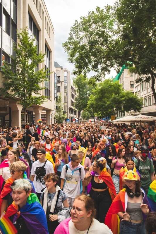 Menschen während der Stuttgart Pride