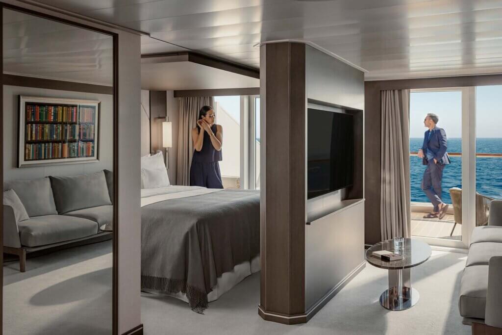Explora Journeys Deluxe Penthouse, geräumiges Zimmer mit Balokn und Meerblick