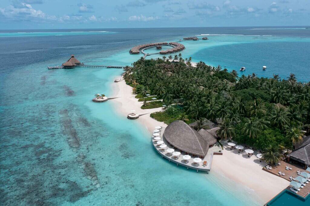 Huvafen Fushi - Drohnenaufnahme vom Resort im türkisblauen Wasser