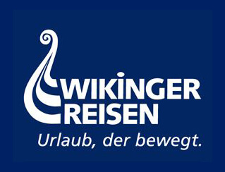 Weißes Logo auf blauem Hintergrund mit dem Motiv eines Wikingerschiffs und dem Text Wikinger Reisen über dem deutschen Slogan Urlaub, der bewegt.