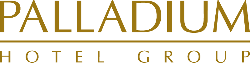 Das Bild zeigt das Logo der Palladium Hotel Group mit den Worten PALLADIUM in großen goldenen Buchstaben über einer Linie und HOTEL GROUP in kleineren goldenen Buchstaben unter der Linie auf einem hellen Hintergrund.