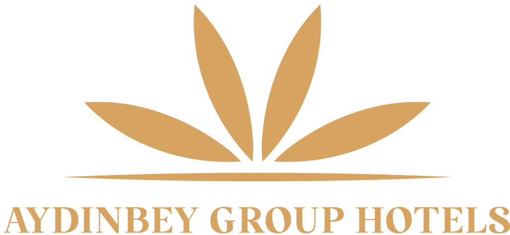 Logo der Aydinbey Group Hotels mit fünf goldenen Blattformen über einer goldenen Linie und dem Firmennamen AYDINBEY GROUP HOTELS in goldenen Großbuchstaben darunter auf weißem Hintergrund.
