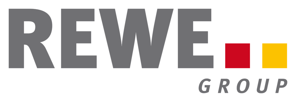 Logo der REWE Group mit fetten grauen Buchstaben REWE auf der linken Seite, zwei Quadraten, die die leuchtenden Farben von Griechenlands Kykladen widerspiegeln, in Rot und Gelb auf der rechten Seite, und dem Wort GROUP in kleineren grauen Buchstaben darunter.