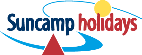 Logo für Suncamp Holidays mit dem Schriftzug „Suncamp Holidays“, einer gelben Sonne über dem „i“, einer blauen geschwungenen Linie und einem roten Dreieck auf hellem Hintergrund.