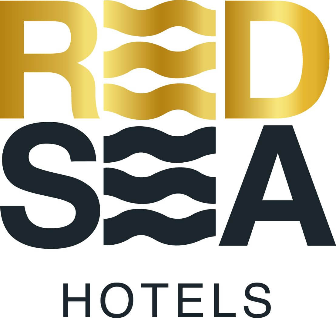 Logo für Red Sea Hotels mit dem Schriftzug „RED SEA“ in fetten Buchstaben, in den Farben Gold und Schwarz, wobei in den Buchstaben „E“ wellenförmige Linien integriert sind, die an Wellen erinnern. Darunter steht das Wort „HOTELS“ in kleinerer schwarzer Schrift.