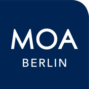 Dunkelblaues, quadratisches Logo mit abgerundeter rechter oberer Ecke. In der Mitte steht in großen Buchstaben „MOA“ und darunter in kleineren Buchstaben „BERLIN“.