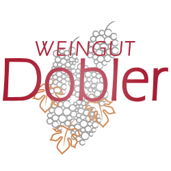 Logo mit der Aufschrift „Weingut Dobler“ über einer Illustration von Weintrauben und Blättern in Grau und Orange auf weißem Hintergrund.