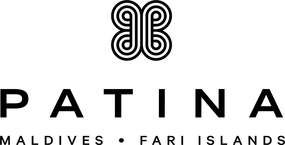 Schwarz-weißes Logo mit einem dekorativen, symmetrischen „B“ über dem Wort „Patina“. Darunter steht in Großbuchstaben „Maldives • Fari Islands“.