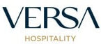 Das Bild zeigt das VERSA Hospitality-Logo, bei dem „VERSA“ in großen, dunkelblauen Buchstaben über „HOSPITALITY“ in kleineren, goldenen Buchstaben auf weißem Hintergrund steht.