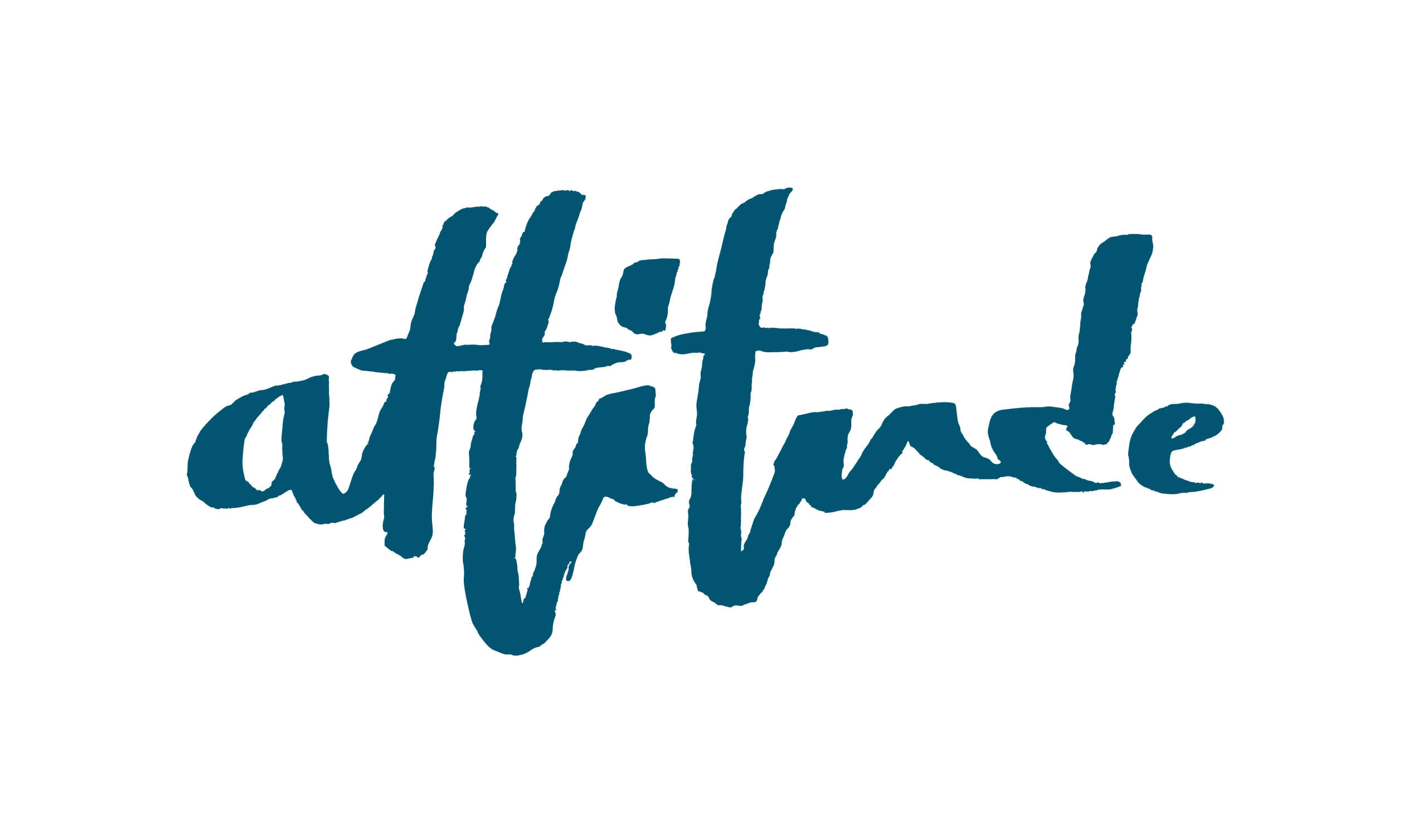 Das Wort „Attitude“ ist in fetter, blauer Schrift im Handschriftstil auf weißem Hintergrund geschrieben.