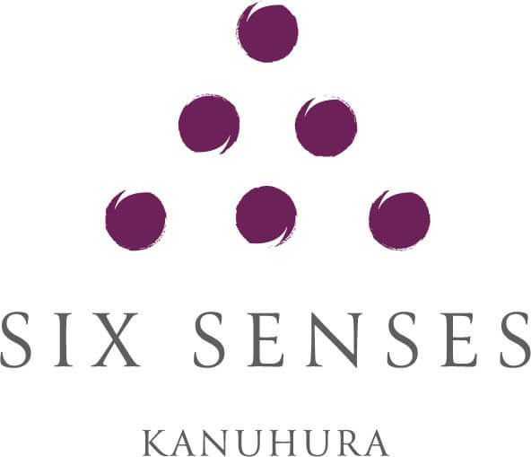 Logo mit fünf violetten, wie Pinselstriche geformten Kreisen, die in einer Dreiecksanordnung über dem Text „SIX SENSES“ in grauen Großbuchstaben und darunter „KANUHURA“ in kleineren grauen Buchstaben angeordnet sind.