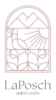 Minimalistisches Logo im Strichzeichnungsstil mit Bergen, Sonne und einem Vogel über stilisierten Blättern in einem gewölbten Rahmen. Darunter steht der Text „LaPosch LIVING LANDS“.
