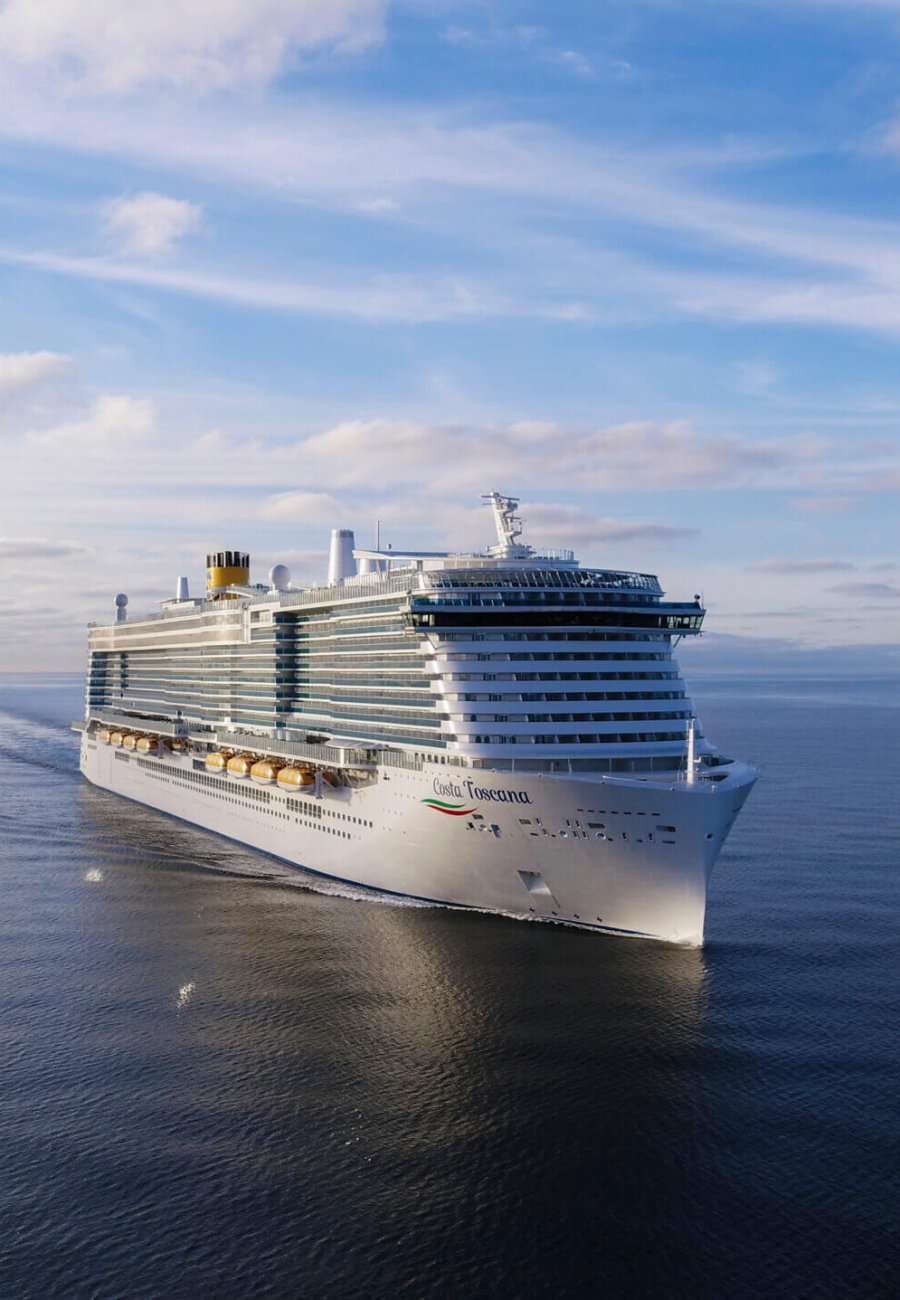 Costa Toscana von Costa Kreuzfahrten auf ruhiger See, aufgenommen aus der Luft bei klarem Himmel.