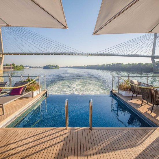 Lueftner Cruises_AMADEUS Provence_Infinity Pool_day-min