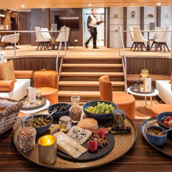 Lueftner Cruises_AMADEUS Star_Amadeus Club_Wine Bar 02-min