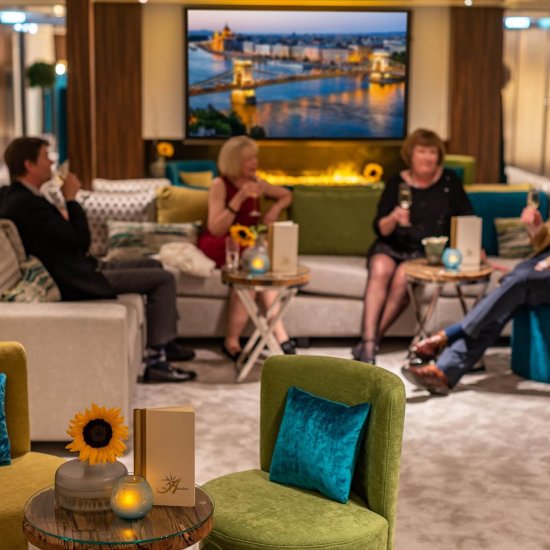 Lueftner Cruises_AMADEUS Star_Panorama Bar 03-min