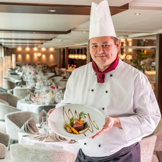 Lueftner Cruises_AMADEUS Star_Restaurant_Chef-min