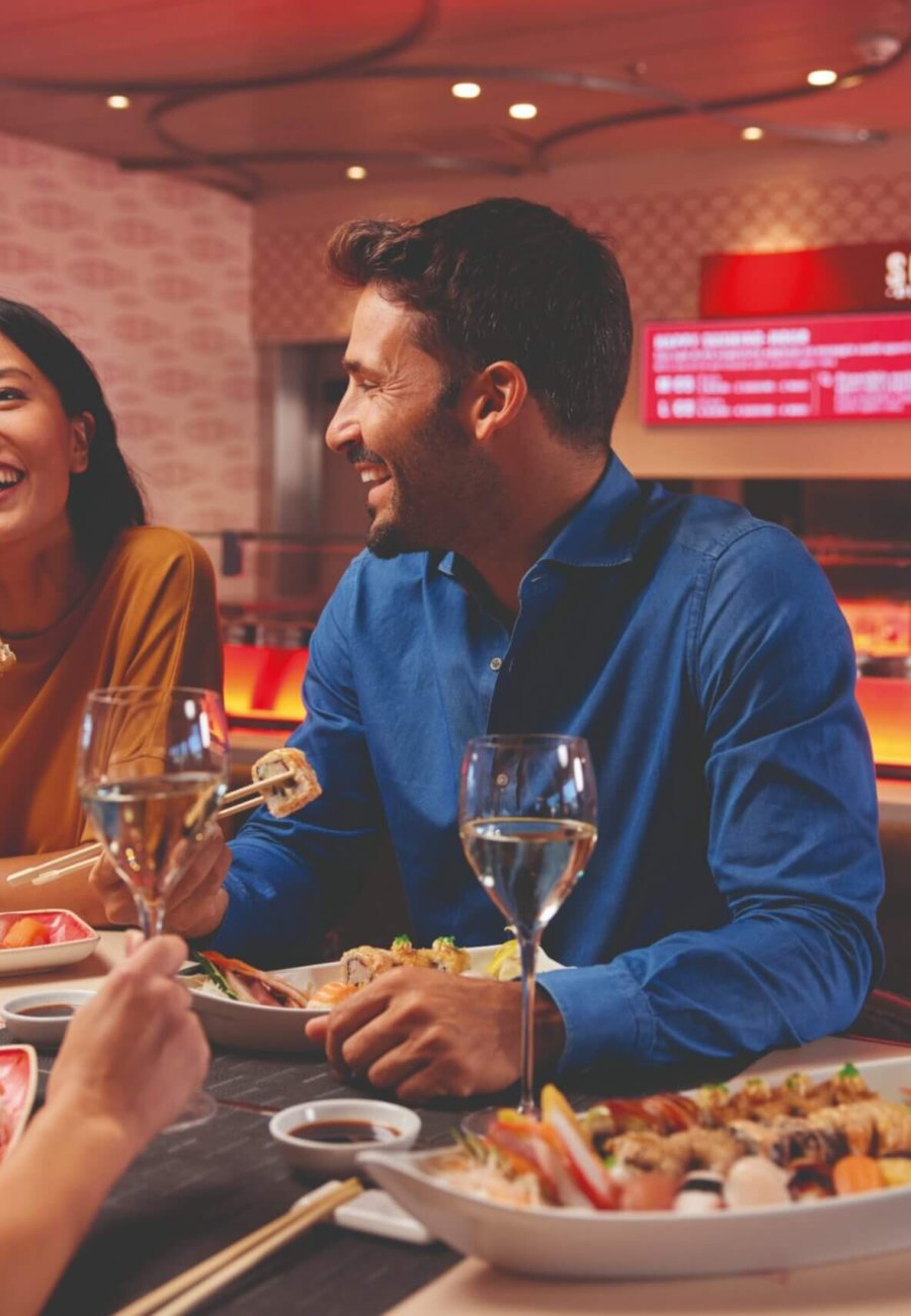 Gäste genießen Sushi und asiatische Speisen im Teppanyaki Restaurant an Bord eines Schiffes von Costa Kreuzfahrten.
